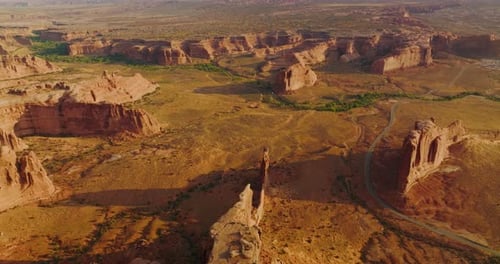Verlassenes trockenes Land mit großen, atemberaubenden Schluchtenfelsen. Sonnenbeschienenes Panorama des Arches-Nationalparks