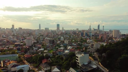 Kameras über das Stadtbild von Batumi, Häuser und Wohnhäuser