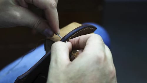 Cuir à coudre avec un support en forme de poney cousu conçu pour maintenir la pièce en place, vue du point de vue