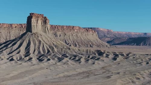Un Zumbido orbital sobrenatural de 70 mm de un imponente pilar rocoso monolítico conocido como Chimney Rock, o