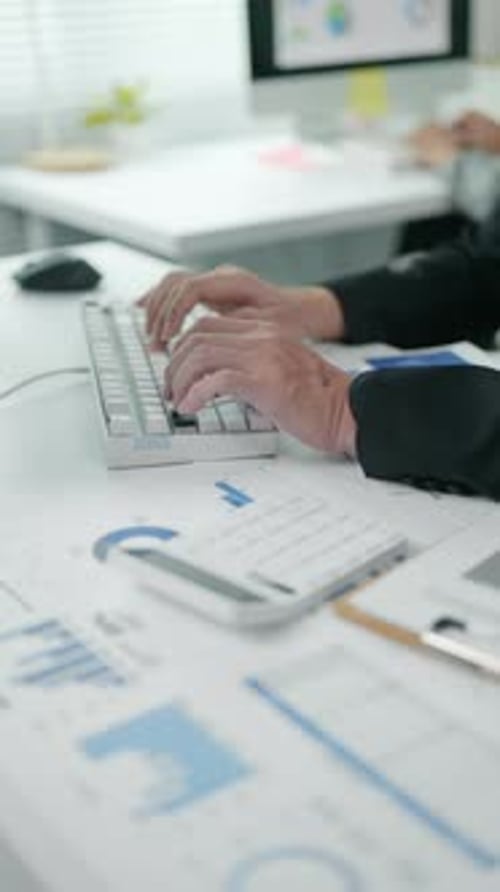 des hommes d'affaires travaillant et faisant du brainstorming au bureau