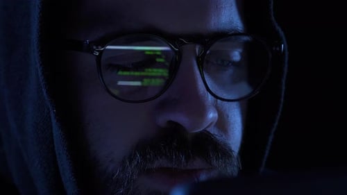 Gros plan sur les lunettes de hacker.