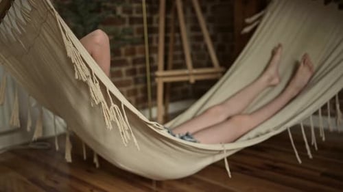 Petite fille préadolescente allongée dans un hamac