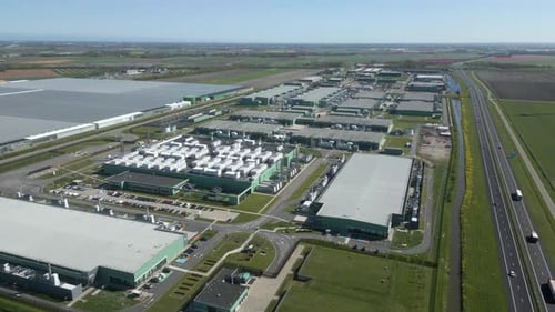 Vista aérea de drone do campus de tecnologia ao lado da rodovia - Middenmeer, Holanda do Norte, Holanda