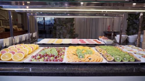 Dekoriertes festliches Tischbuffet zum Frühstück im Hotel für touristisches Essen