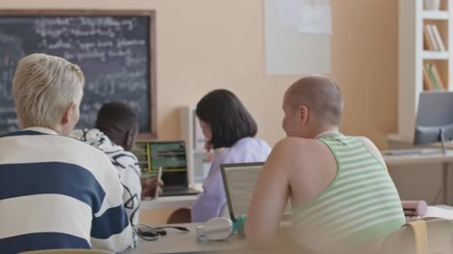 Schüler, die zu zweit am Programmierunterricht arbeiten
