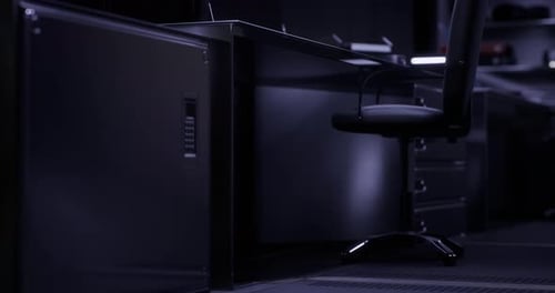 Espacio de oficina moderno con muebles elegantes y almacenamiento oculto con iluminación tenue