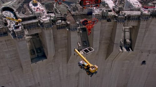Arbeiter, die im Staudammbau arbeiten