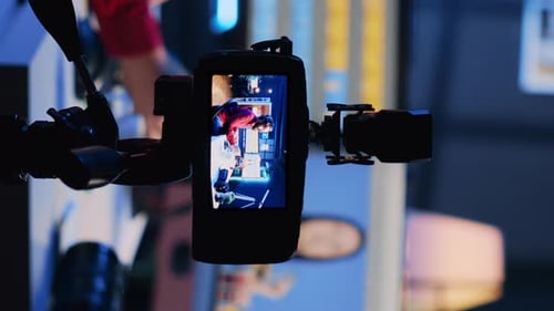 Equipo de grabación de Vídeo Vertical Utilizado por Freelancer para Tutorial Close Up