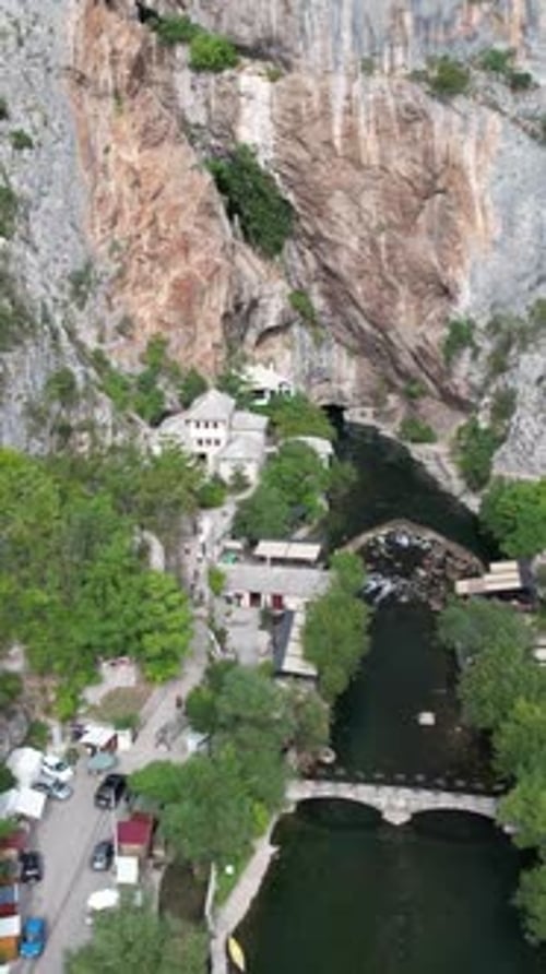 La ville de Vrelo Bune sous la montagne
