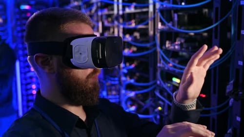 Mann mit Virtual-Reality-Headset in einem Serverraum