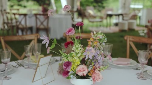 Romantic Wedding Table Decoration with Floral Centerpiece