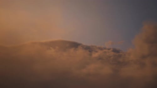 Zeitraffer des Fliegens durch Wolken bei Sonnenuntergang