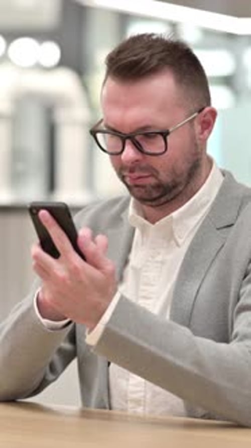Hombre creativo con smartphone, vídeo vertical