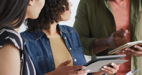 Divers amis masculins et féminins discutant, travaillant ensemble à la maison, Ralenti
