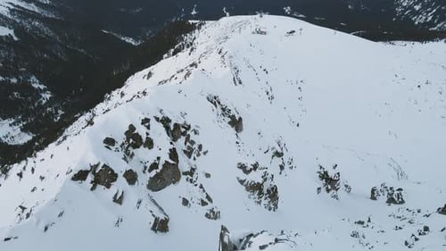 Drone aérien panoramique au ralenti photographié au ralenti des sommets du Pirin dans la neige hivernale.