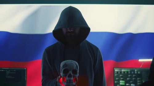 Image conceptuelle d'un hacker russe cagoulé créant des alertes dangereuses