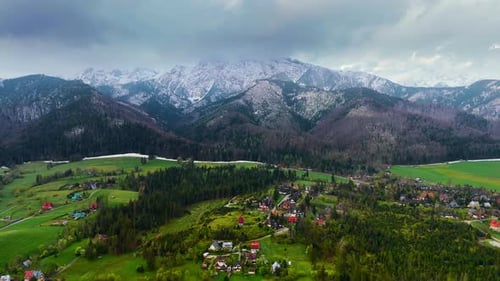 Beau paysage de montagne au printemps, forêt et rochers, Zakopane, Pologne