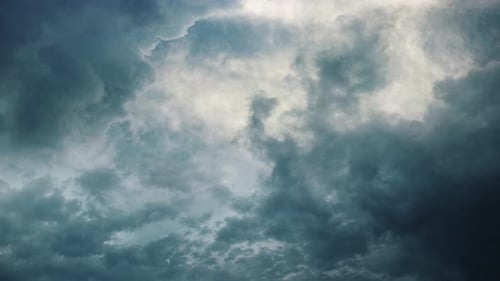 nuages clairs et sombres couvrant le ciel, orages
