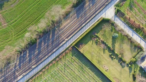 4K-Luftdrohnenaufnahmen leerer Bahngleise, aufgenommen von oben mit flüssiger Kinobewegung