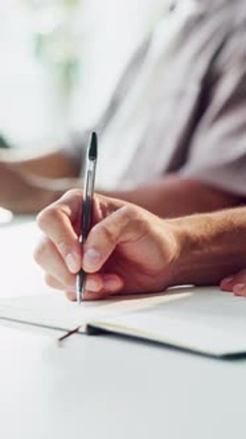 Mann, Hände und Schrift im Büro mit Notizbuch, Erinnerung oder Ideenplanung für Journalisten