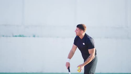 Tennistraining eines Mannes auf offenem Platz