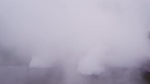 Vista aérea de vapor e fumaça na estação de bombeamento de Woudagemaal, Holanda.