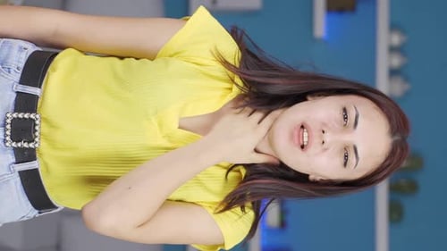 Vertical video of Woman with sore throat.