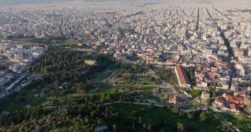 Vol à haute altitude par Drone au-dessus de la Stoa d'Attalos et du temple d'Héphaïstos, Athènes