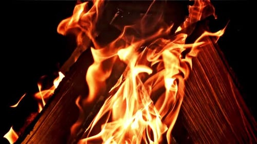 La chimenea de cámara lenta arde con una brillante llama de leña