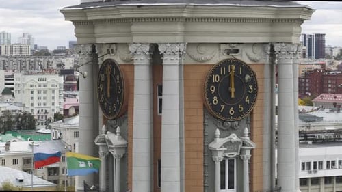 Der Glockenturm in der Stadt Ischewsk zeigt unterschiedliche Zeiten