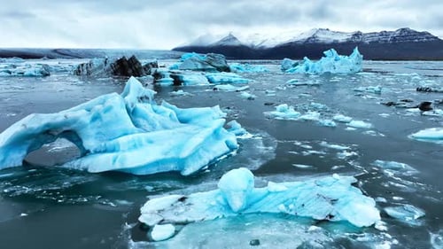 Eisberg im Meer Riesige Brocken blauen Gletschereis schwimmen auf den Wellen Arktische Natur in Island