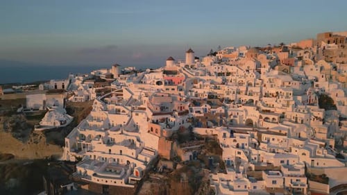 Impresionante puesta de sol sobre Oia, Santorini — Imágenes aéreas de Zumbidos