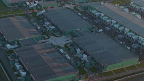 Luftaufnahme eines modernen Rechenzentrumscampus bei Sonnenaufgang