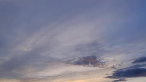 Dämmerungs- und Morgenhimmel mit Cumuluswolken-Zeitraffer in einem 4K-Filmmaterial in der Dämmerung.