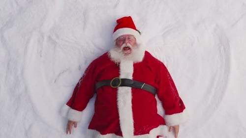Le Père Noël joue dans la neige. Coup de feu entendu. Ralenti