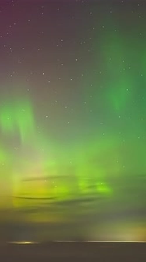 Aurores boréales créant un spectacle atmosphérique lumineux spectaculaire au-dessus de l'horizon en hyperlapse d'un Drone,