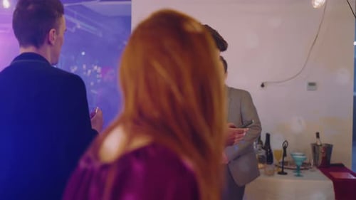 Empresa Corporativa Comemora e Dança no Clube Jovem Empresário Caucasiano Preocupado Discando Celular