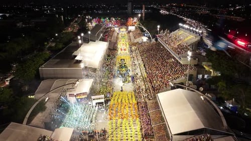 Famoso desfile de carnaval no sambódromo do Anhembi, no centro de São Paulo, Brasil.