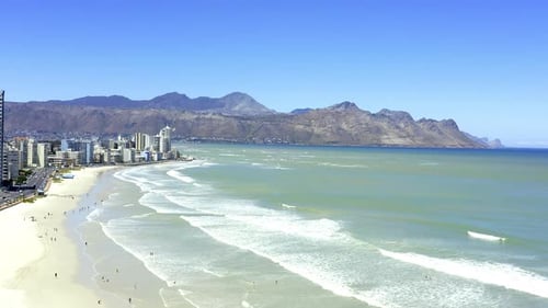 Vídeo em 4K de uma cidade ao longo da costa