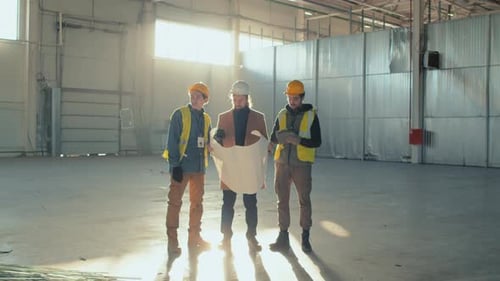 Homme d'affaires discutant du processus de construction avec des constructeurs