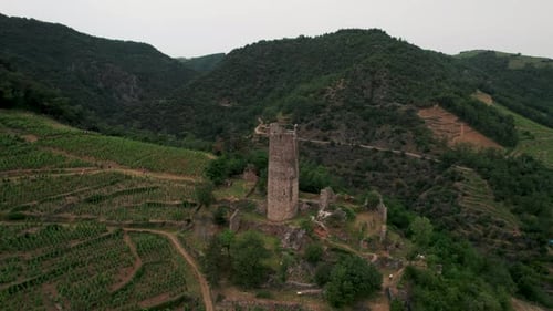 toma aérea alrededor de la torre blanca de Arras Sur Rhone en el departamento de Ardeche, región de Ródano-Alpes, el P.