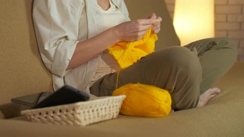 Frau strickt gerne zu Hause