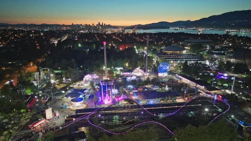 Carnival Hyperlapse mit blinkenden Lichtern bei Sonnenuntergang