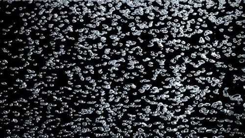 Kleine Luftblasen unter Wasser, gefilmt mit einer Hochgeschwindigkeitskamera mit 1000 Bildern pro Sekunde