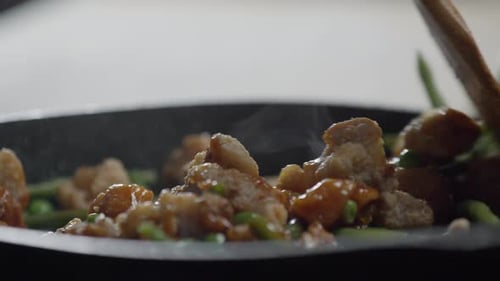Der Küchenchef bereitet das chinesische Hühnchen mit einer knusprigen goldenen Kruste zu