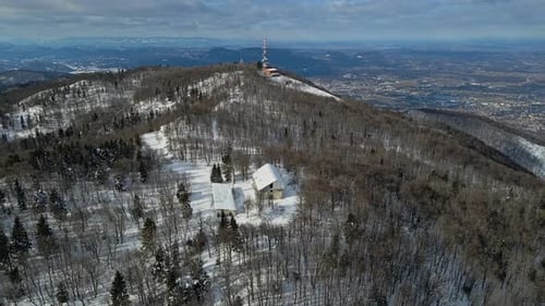 Imágenes aéreas de un dron en 4K de un antiguo complejo militar abandonado en la cima de la montaña en invierno