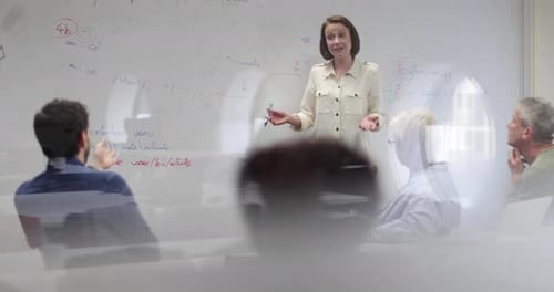 Lehrer nutzt Whiteboard im Erwachsenenbildungskurs