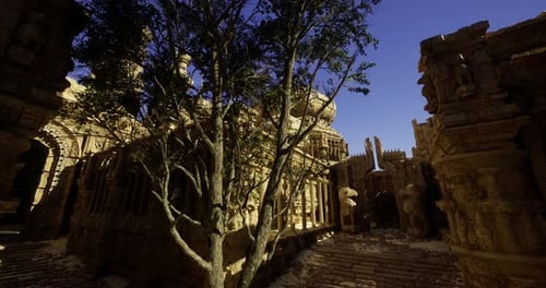 Ruines d'un ancien temple avec des sculptures complexes et un arbre solitaire au crépuscule