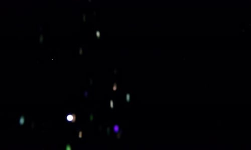 Collider-Kollektion: Weicher, mehrfarbiger Konfetti-Effekt, der auf einen schwarzen Hintergrund fällt